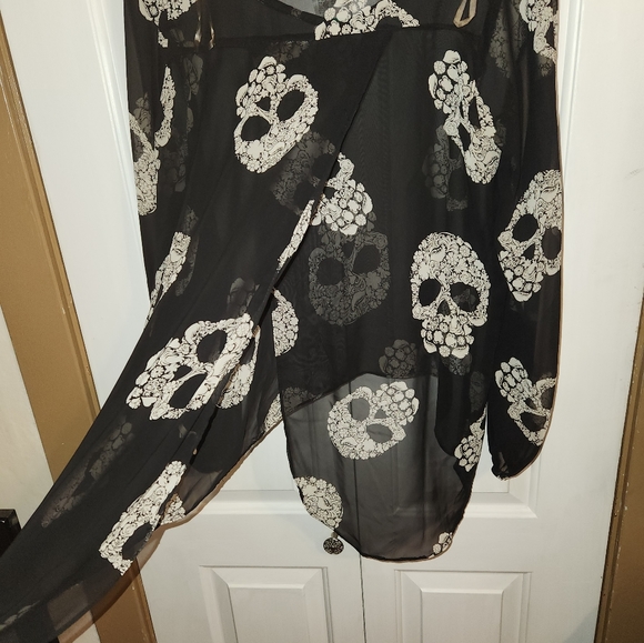 Skull blouse with open flowy back. Dia de la Muerte. - Picture 4 of 5